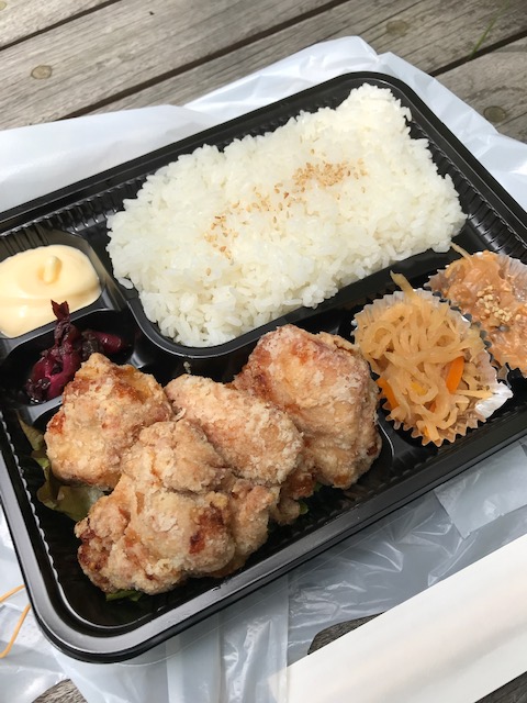 お昼は外で。