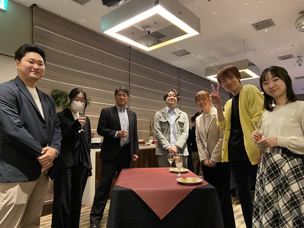 懇親会は多くの社員が参加し、交流しています。