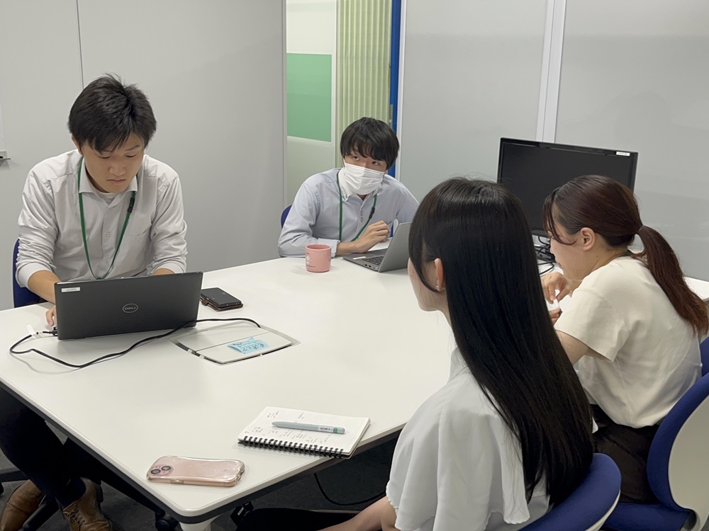 文系出身の先輩が多数在籍。<br />
先輩のフォローからスタート！